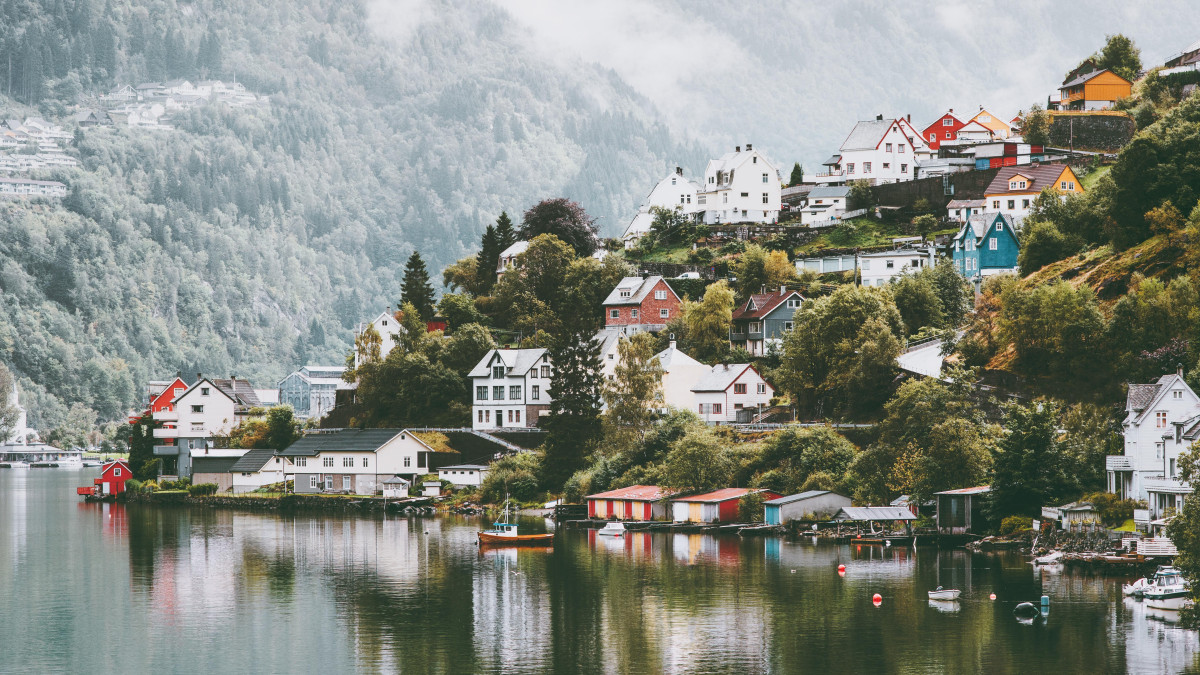 Od burz i śniegu po słońce i łagodną temperaturę: pogoda na ferie jesienne w Norwegii