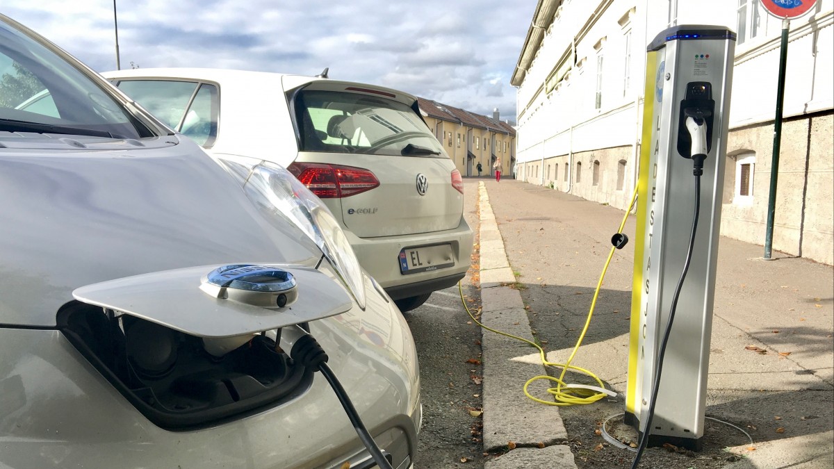 Zakaz sprzedaży hybryd, diesli i samochodów napędzanych benzyną: nowy pomysł Partii Liberalnej