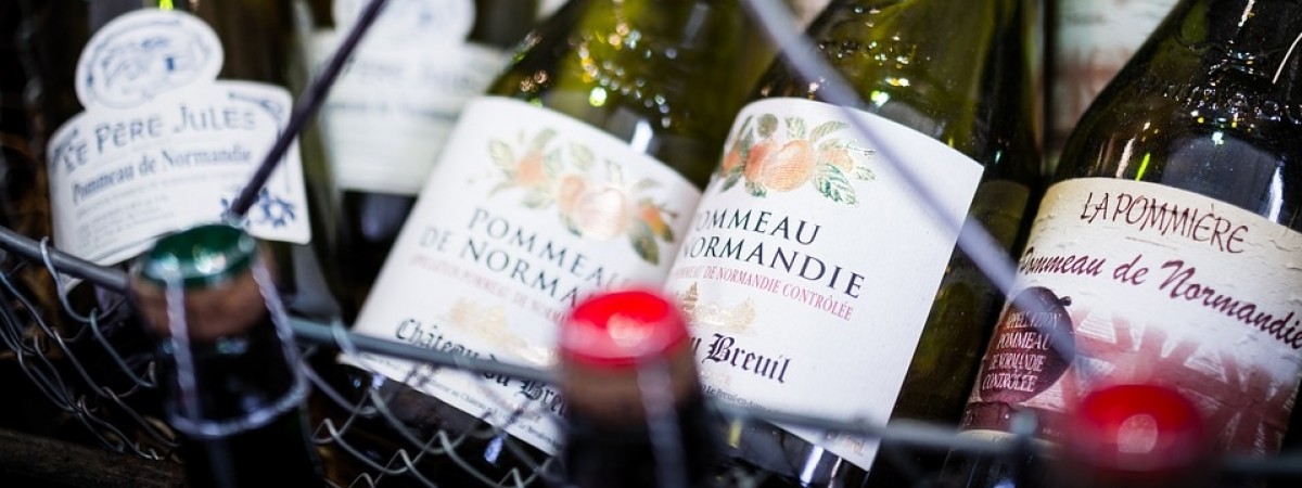 Tańszy alkohol, import pojazdów i książki: od dziś zmiany w wysokości podatków