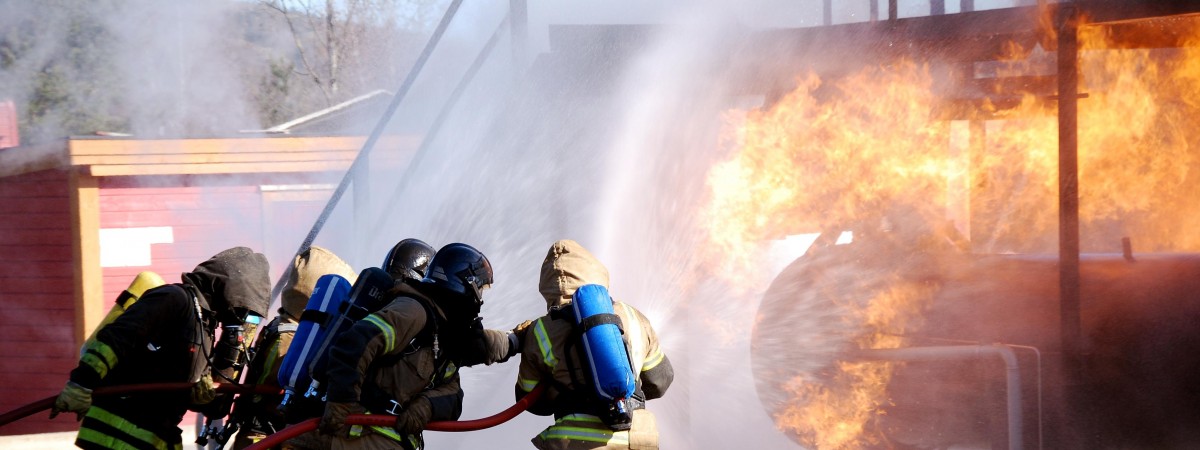[AKTUALIZACJA] Walka z żywiołem w Vestfold trwa. Spalone elektrośmieci mogły skazić rzeki