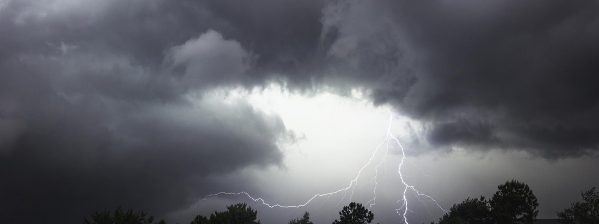 Nagrywał burzę. Piorun uderzył tuż obok [VIDEO]