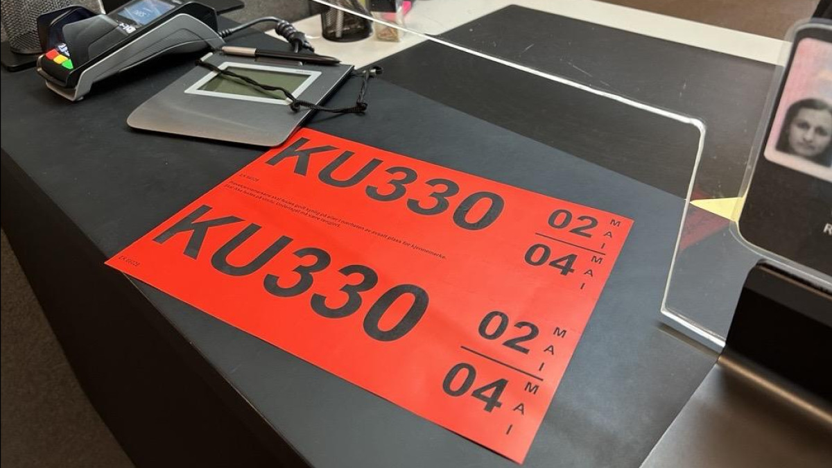 Czerwone naklejki odejdą w zapomnienie. Norweski Zarząd Dróg chce cyfrowych tablic próbnych