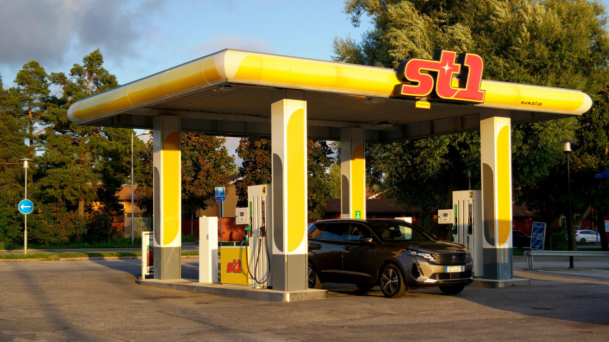 Po Statoil czas na kolejne stacje benzynowe: słynne logo z muszlą znika ze Skandynawii