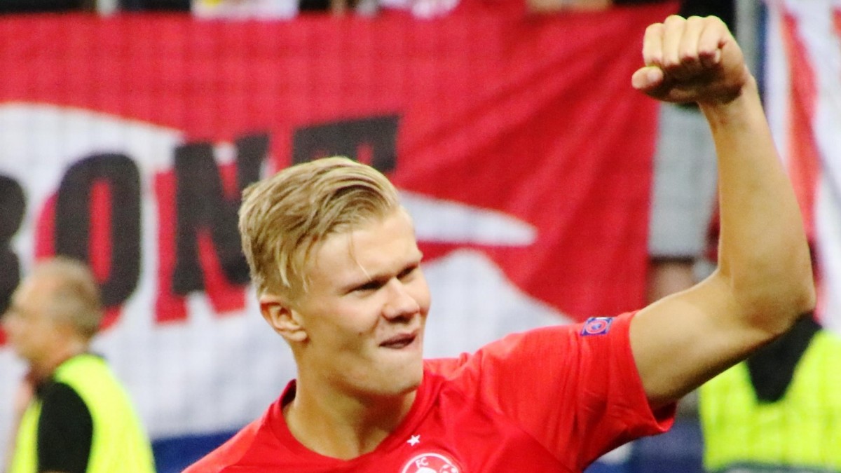 Złote dziecko norweskiego futbolu z prestiżową statuetką. Erling Håland najlepszym piłkarzem Norwegii