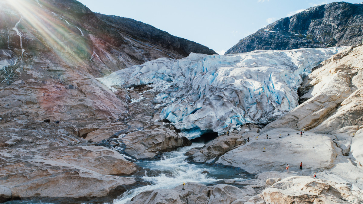 Lodowce piękne i… niebezpieczne: czy zmiany klimatu doprowadzą w Norwegii do tragedii?