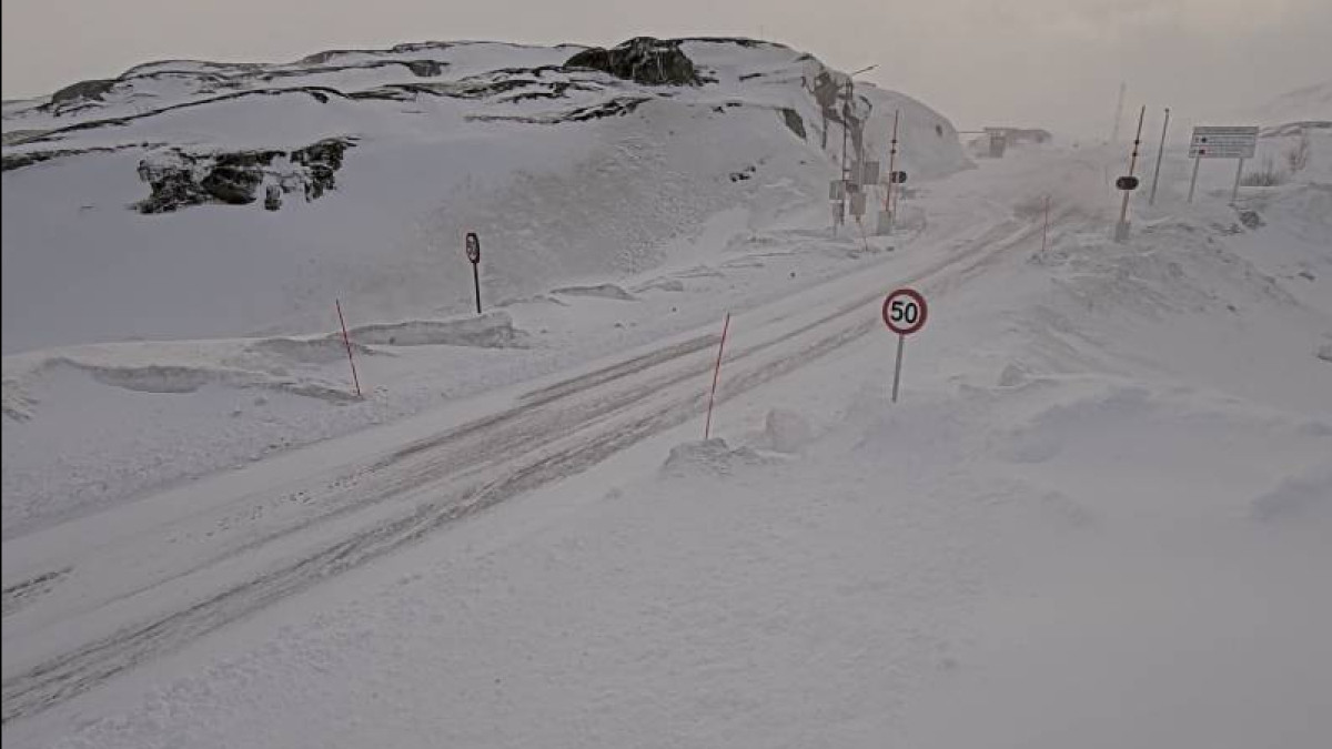 Silna śnieżyca w północnej Norwegii: problemy w ruchu drogowym i lotniczym