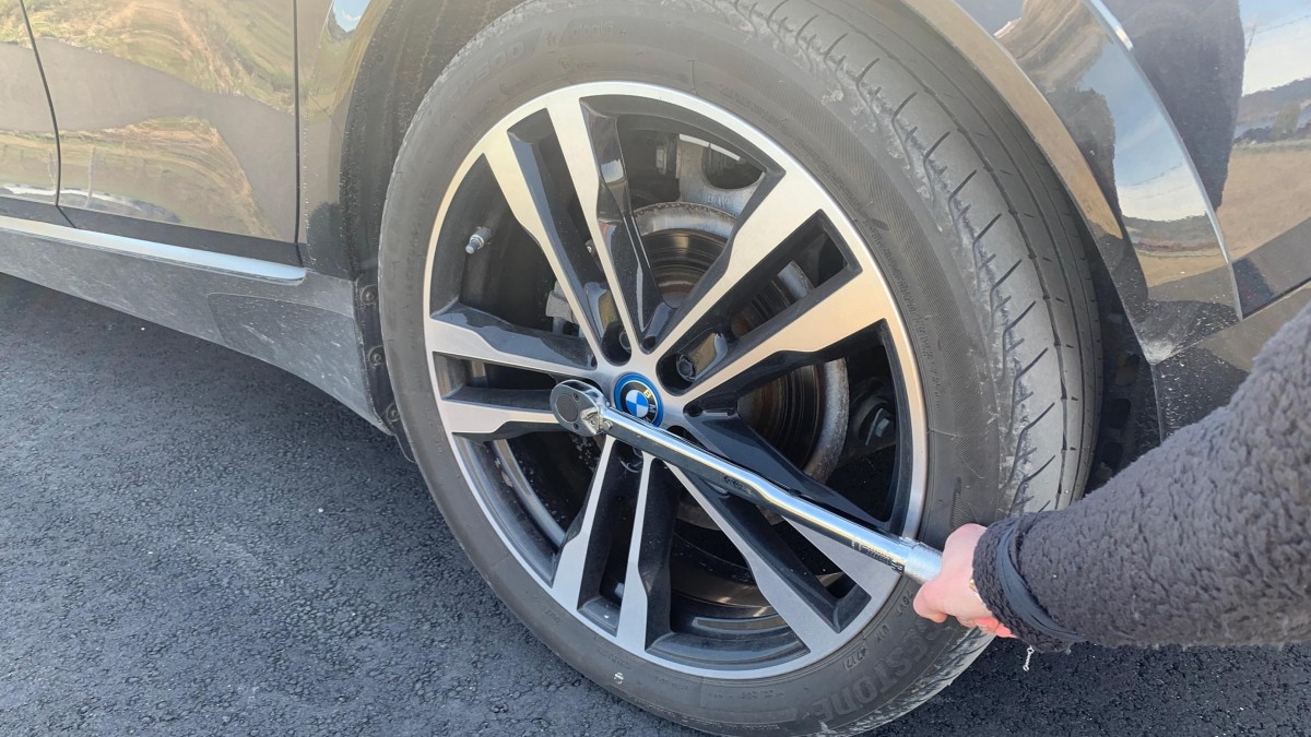 Zmieniłeś opony na letnie? Za jazdę „z kolcami” grozi mandat