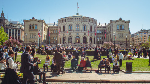 Świętowanie Dnia Konstytucji w Oslo zacznie się wcześniej: wydłużono sprzedaż alkoholu 17 maja