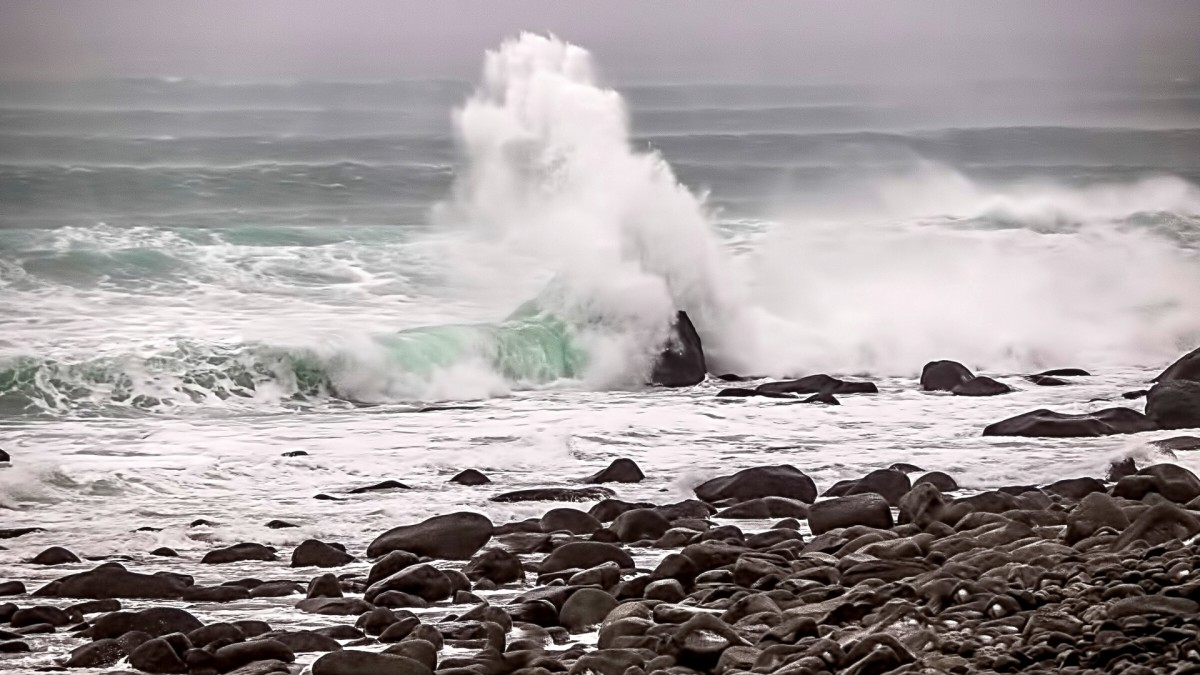 Zamknięte szkoły, odwołane loty i promy. Wiatr na północy przekroczył siłę huraganu