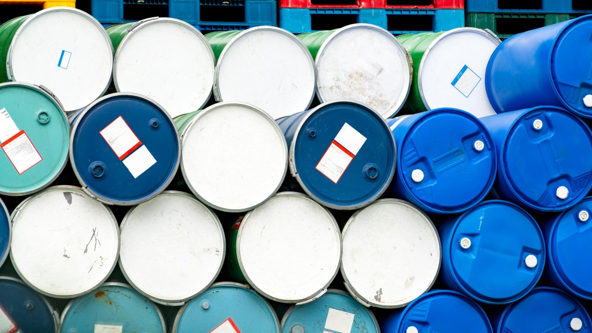 Gwałtowny spadek cen ropy. Wracają do poziomu 100 dolarów za baryłkę