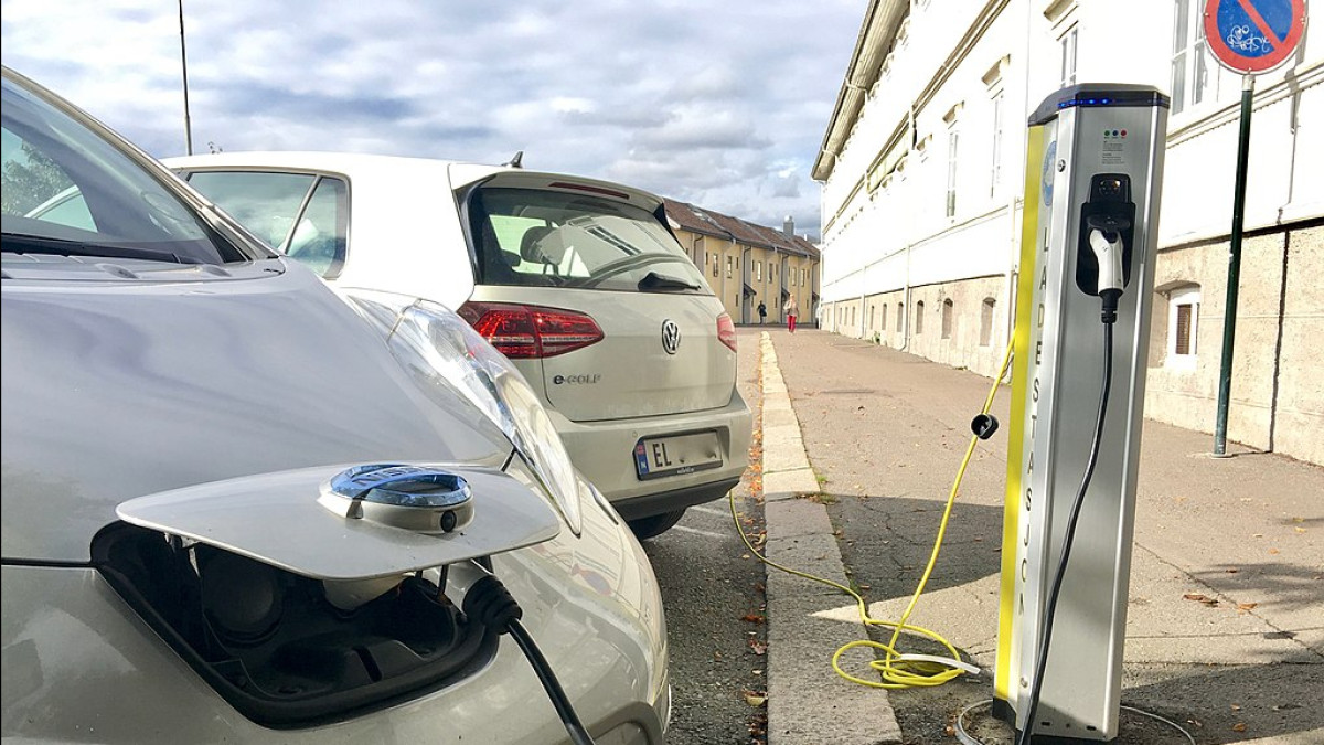 Diesel i benzyna tracą przewagę. To największy skok od lat