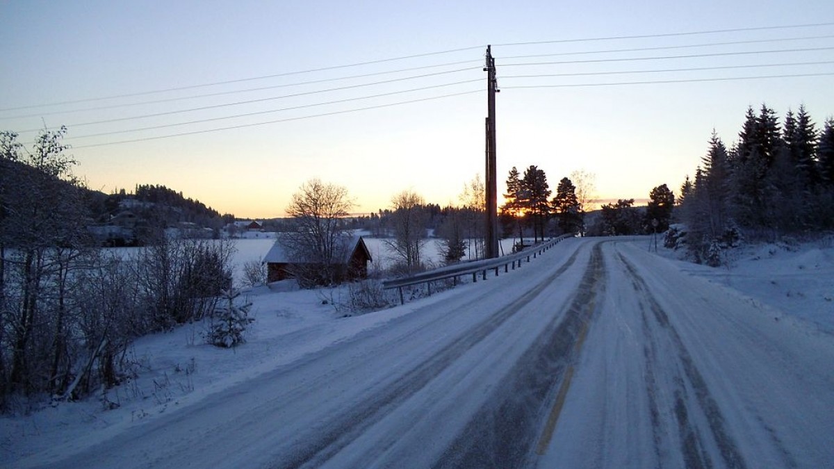Chaos na norweskich drogach: służby ostrzegają przed śniegiem i powalonymi drzewami