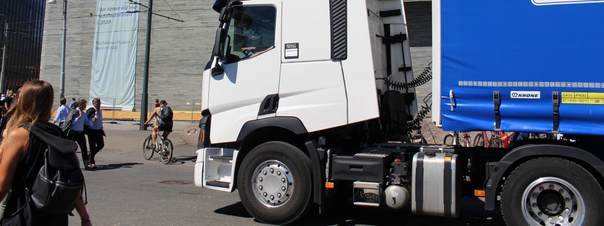 Kilkadziesiąt rozpędzonych ton i niesprawne hamulce: polska ciężarówka zatrzymana