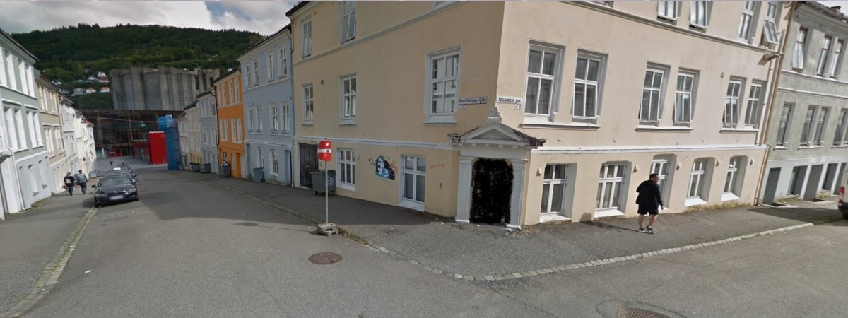 „Ukrzyżował” nagą Sylvi Listhaug. Teraz obraz kupiono za 260 tyięcy koron