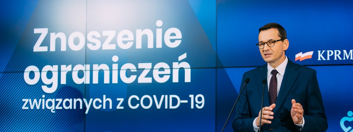 Znikają maseczki i limity w barach, pojawią się siłownie i wesela: ciąg dalszy znoszenia obostrzeń