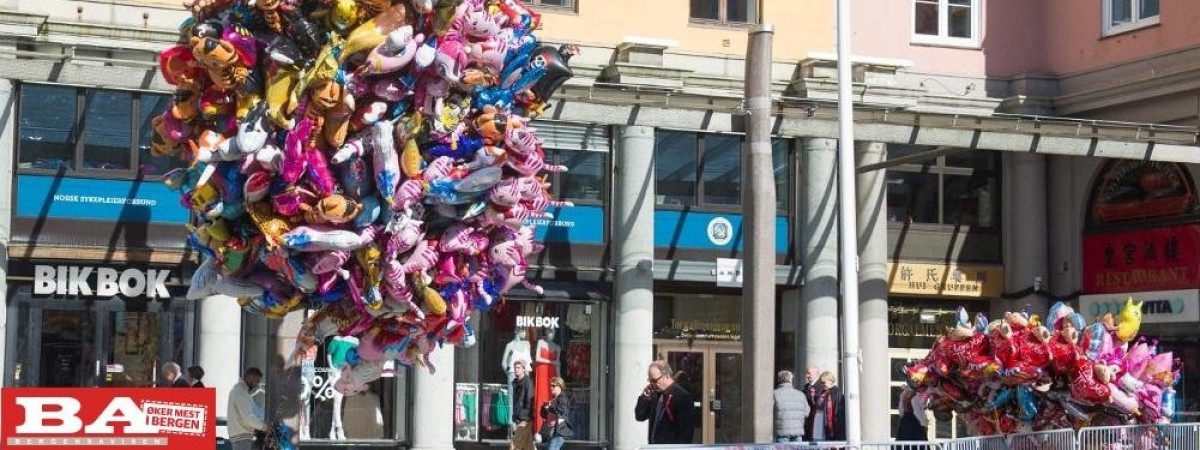 Bergen i okolice toną w śmieciach po 17 maja. Ulice zasypały resztki balonów na hel