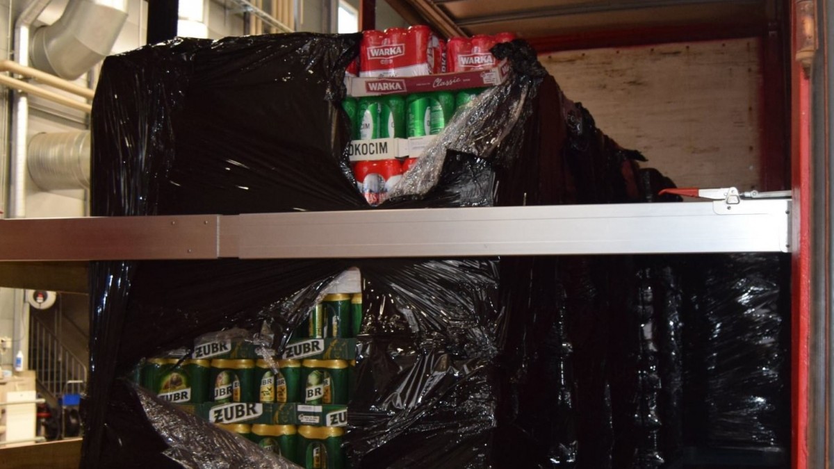 Celnicy zatrzymali polską ciężarówkę. Było w niej ponad 17 000 litrów alkoholu