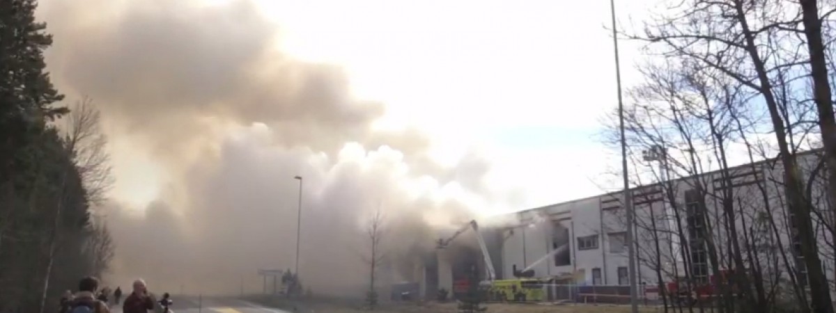 Budynek magazynu w Vestby znów w płomieniach. Strażacy zmagają się z pożarem