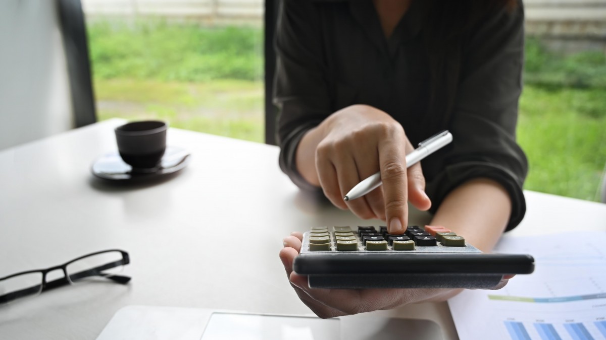 SSB alarmuje: odsyłanie na permittering nisko opłacanych pracowników przyczyną pozornego wzrostu wynagrodzeń