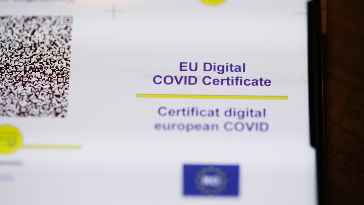 15 000 koron mandatu i deportacja. Na granicy posłużył się certyfikatem covidowym przyjaciela