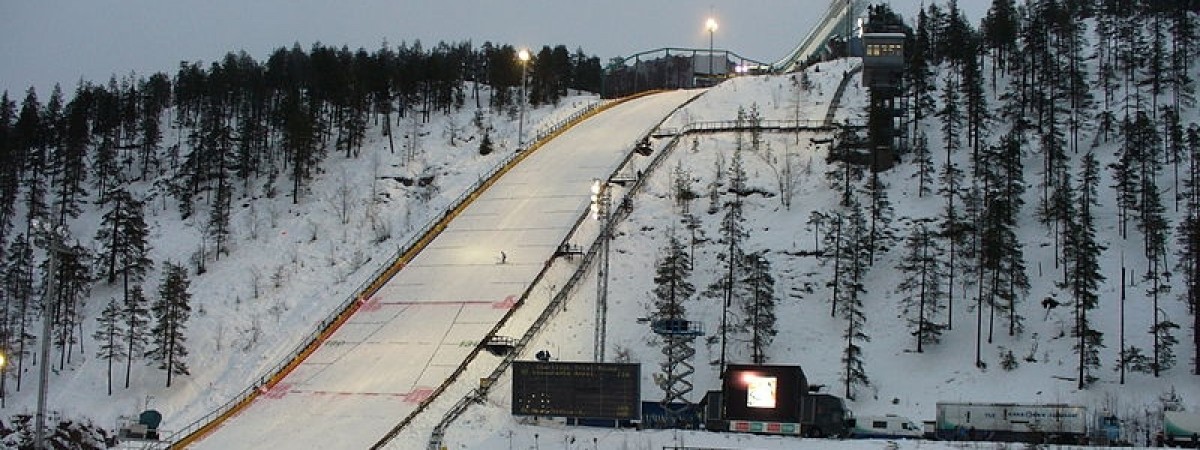 Konkurs drużynowy w Kuusamo: triumf Norwegów, szóste miejsce dla Polaków [PŚ w skokach]