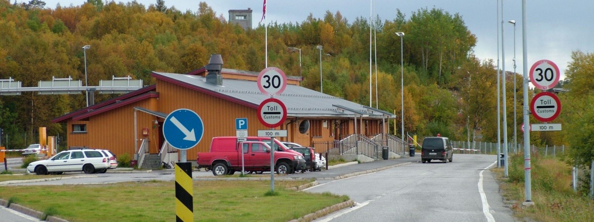 Rosjanin nielegalnie przekroczył norweską granicę tylko po to, żeby… oddać mocz 