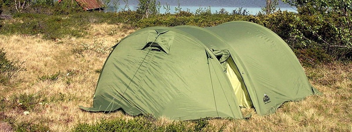 Poprosili NAV o dach nad głową. Otrzymali… namiot i dwie karimaty