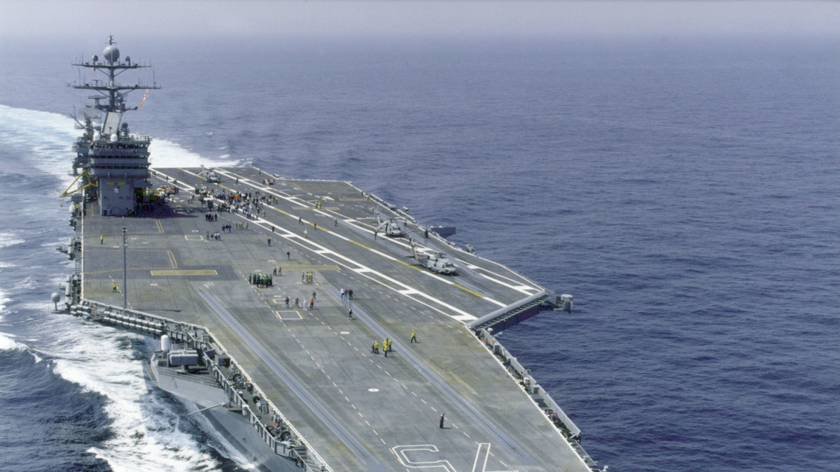 Ogromny amerykański okręt zacumował w norweskim fiordzie. W stolicy pojawią się również żołnierze