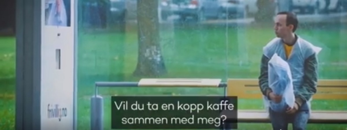 Wdowiec na przystanku zaprasza Norwegów na kawę. Takiej reklamy nie widzieliście nigdy [HIT INTERNETU]