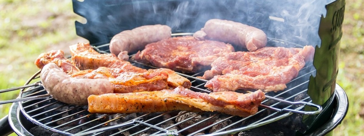 Obowiązuje zakaz grillowania i rozpalania ognisk. O tych zasadach trzeba pamiętać