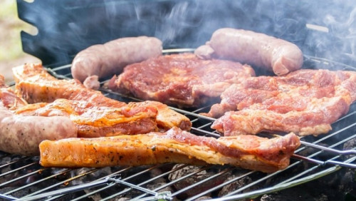 Obowiązuje zakaz grillowania i rozpalania ognisk. O tych zasadach trzeba pamiętać