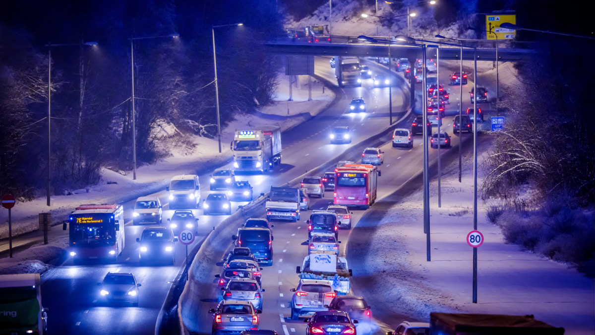 Największe miasta Norwegii nie radzą sobie z samochodami. Mogą stracić środki na ważne inwestycje