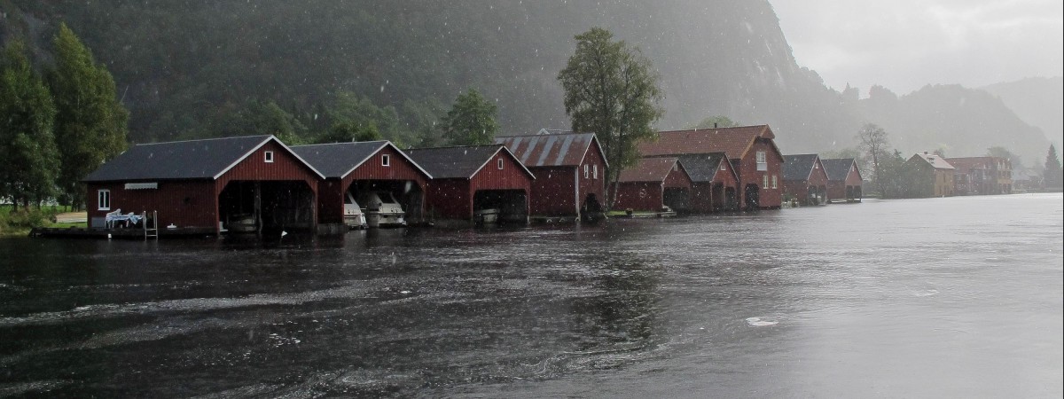 Ulewne deszcze nad Vestlandet. Meteorolodzy radzą zabezpieczyć dobytek