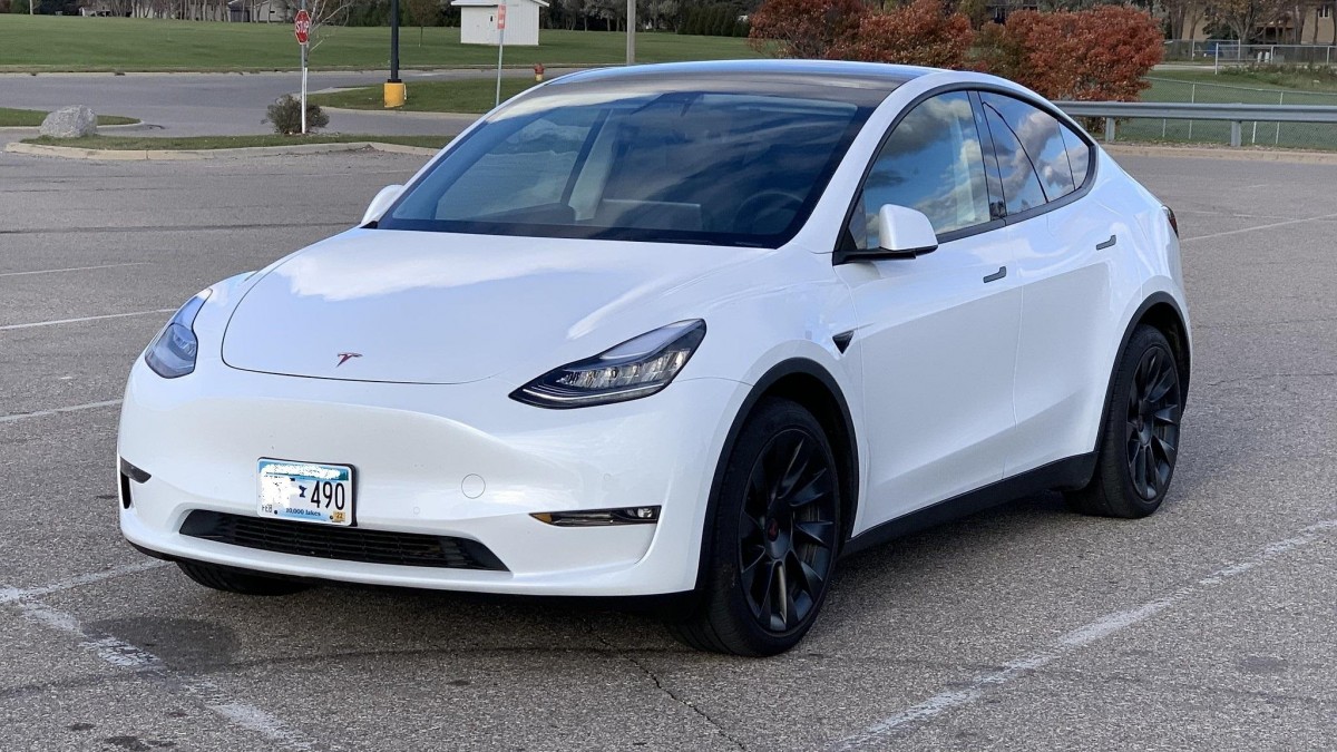 Tańsza wersja Tesli już w sprzedaży. Do właścicieli dotrze w przyszłym roku