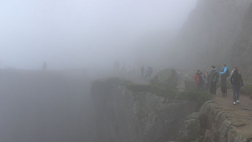 „To nie są warunki na zwiedzanie!”: Preikestolen zamknięte z powodu złej pogody i ogromnej liczby turystów