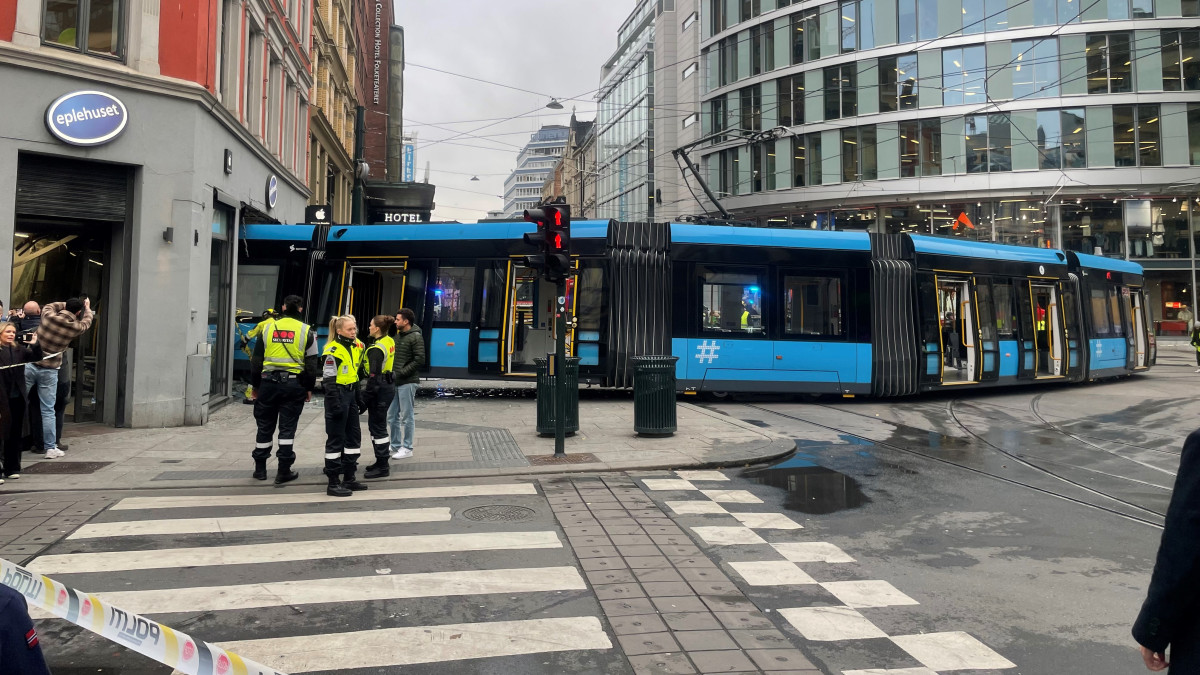 Wypadek w centrum Oslo. Tramwaj wjechał prosto do sklepu