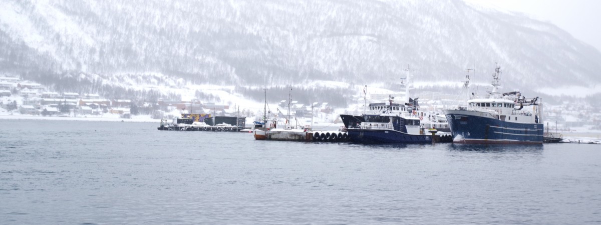 W porcie w Tromsø płonie łódź. Może z niej wyciec nawet 200 000 litrów paliwa