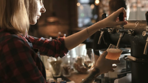 Minimalne stawki dla pracowników w zamian za koncesję: gminy wprowadzają ultimatum w branży gastronomicznej