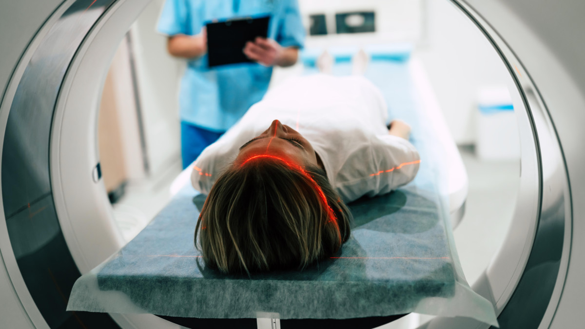 Uszkodzą mózg, by łagodzić objawy choroby. Nowa terapia dostępna w Norwegii