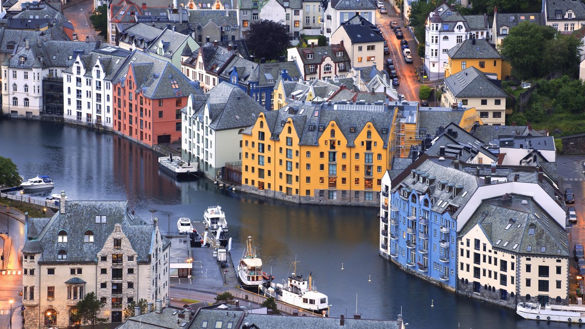 Kolejne gminy wprowadzają zaostrzone lokalne środki kontroli: obostrzenia m.in. w Ålesund i Grenland