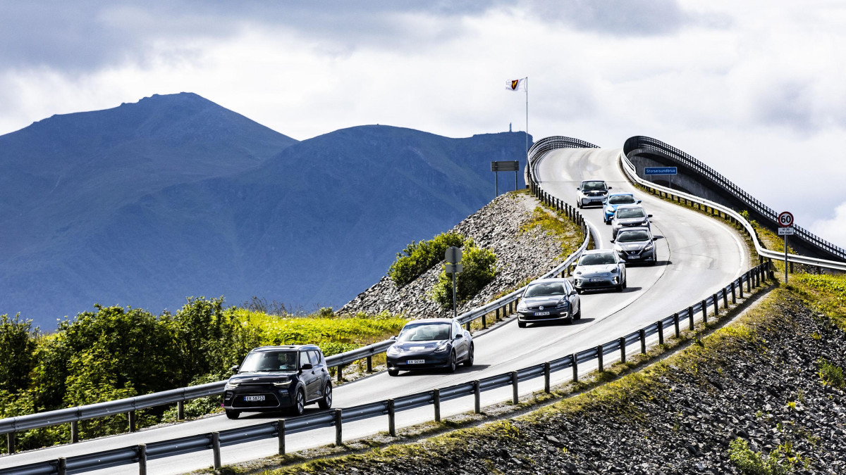 Elbile i hybrydy górują nad benzyną i doganiają diesla. Norweski rynek motoryzacyjny wciąż się zmienia