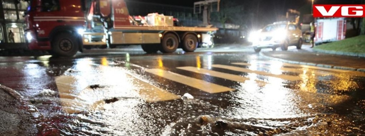 Potężny wyciek z rurociągu w Oslo: zalana ulica, uszkodzone liczne budynki