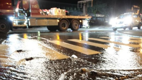 Potężny wyciek z rurociągu w Oslo: zalana ulica, uszkodzone liczne budynki