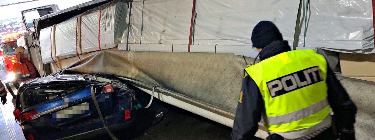 Polska ciężarówka zmiażdżyła osobówkę na promie [ZDJĘCIA]