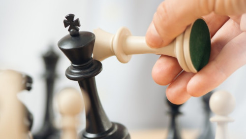 Polak zwyciężył z szachowym mistrzem: Magnus Carlsen pokonany