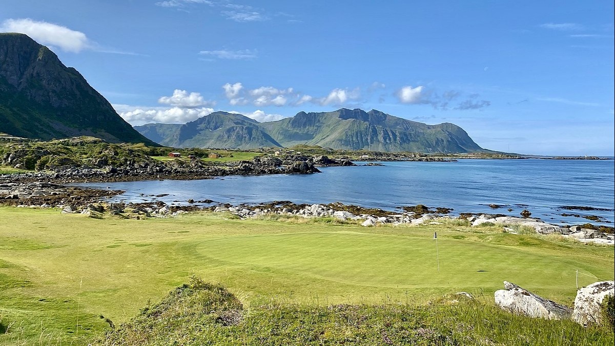 Jedyne takie na świecie. Pole golfowe na Lofotach z prestiżowym wyróżnieniem