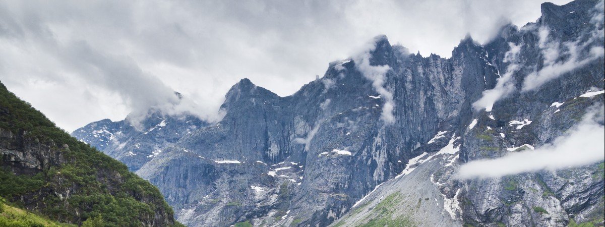Czerwony alarm na górze Mannen. Możliwe kolejne lawiny