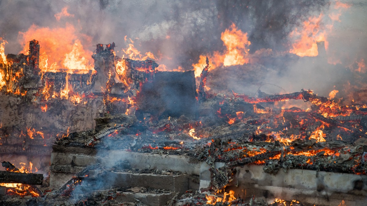 Zabił rodzinę, potem podpalił dom. Koniec śledztwa w sprawie tragicznego pożaru