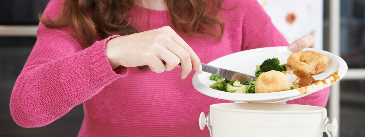 Zamiast wyrzucać jedzenie, można nakarmić 900 tys. ludzi. KrF chce zmian w prawie