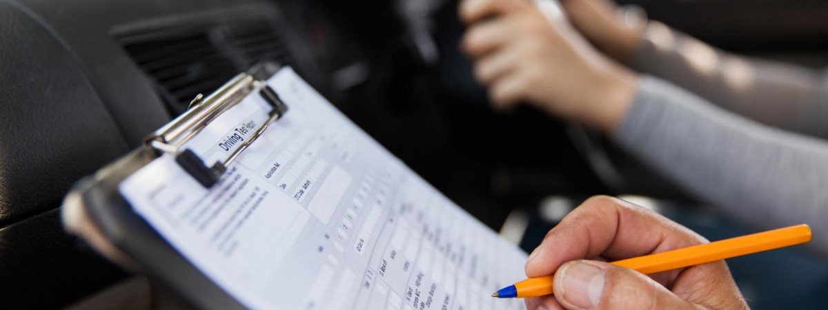 Nielegalne szkoły jazdy pomagają imigrantom oszukiwać na egzaminie teoretycznym